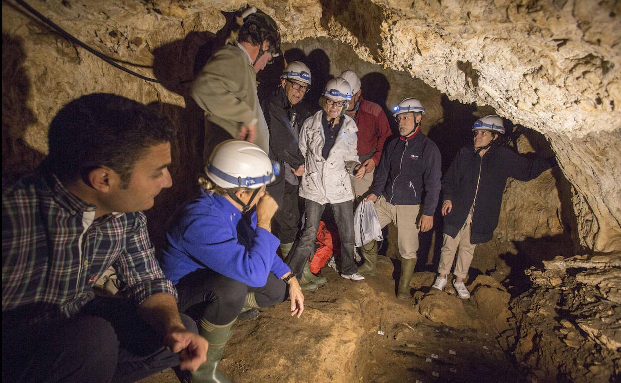 Imagen de una de las visitas en 2017 del mecenas Stuart Weitzman a la cueva de La Garma