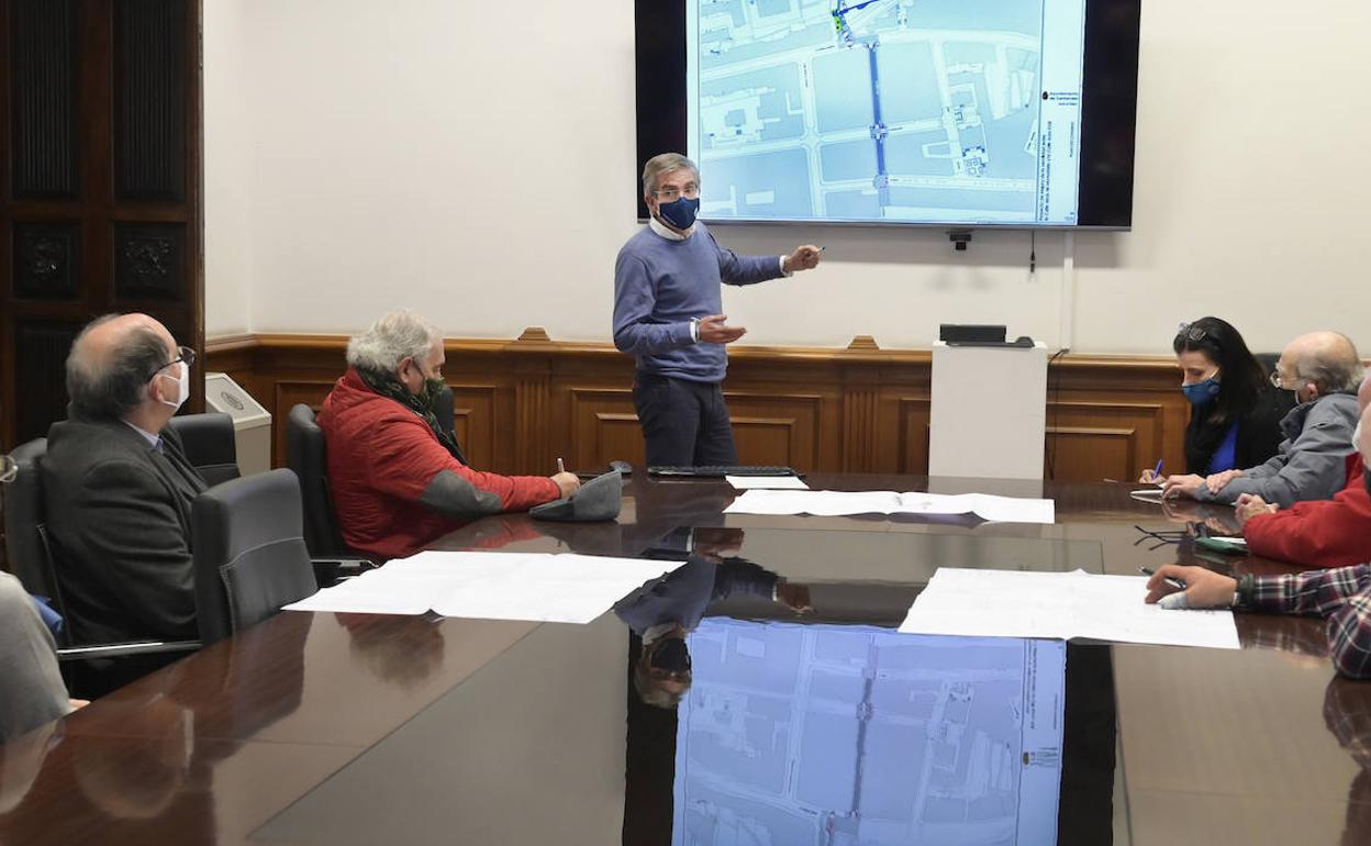 César Díaz explica el proyecto del nuevo itinerario a los vecinos de la zona.