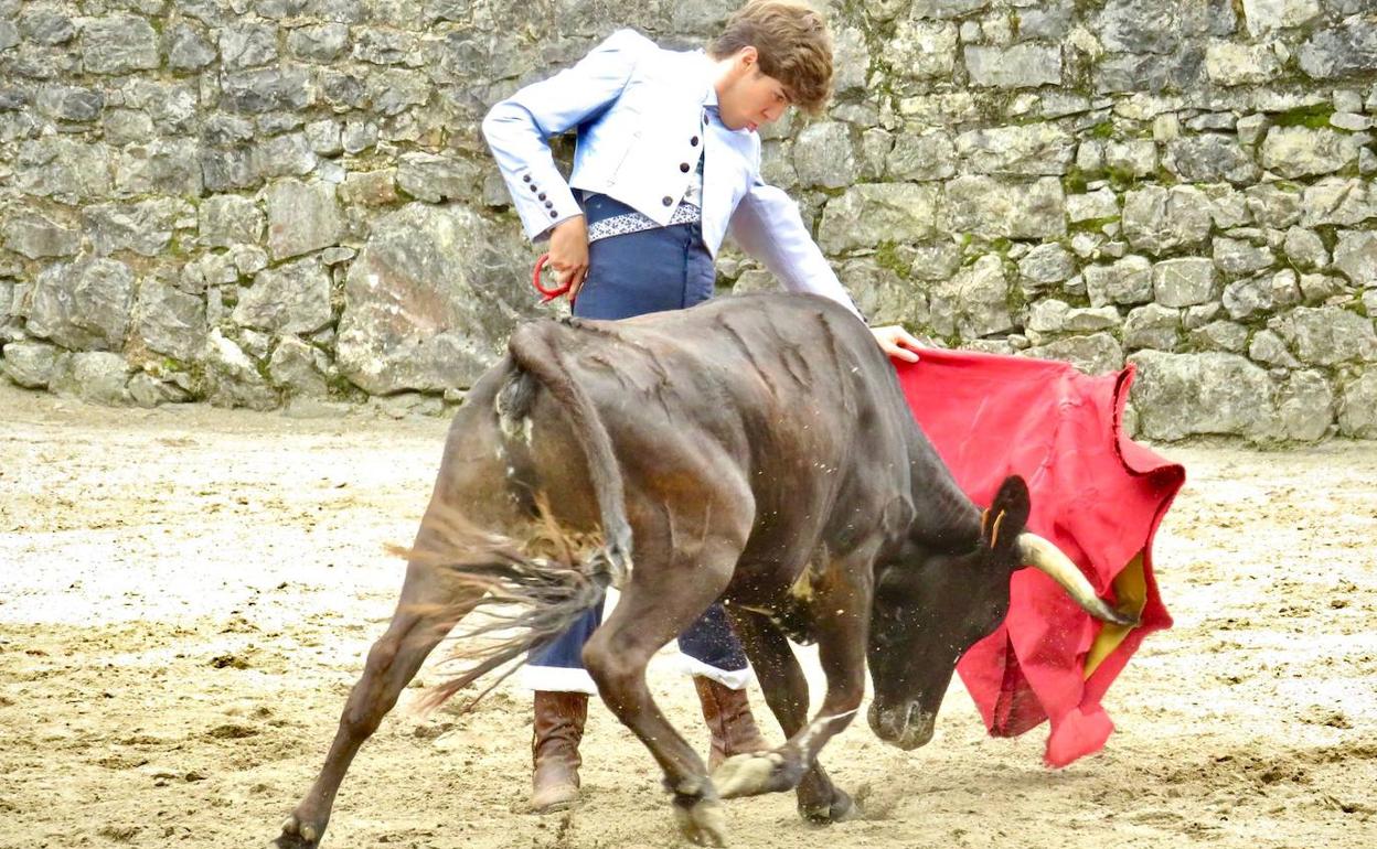 El salmantino Salvador Herrero, toreando este domingo en la final de Rasines 