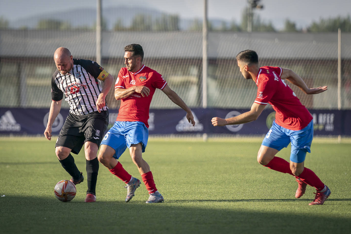 Fotos: El Escobedo dice adiós al sueño del ascenso a Segunda RFEF