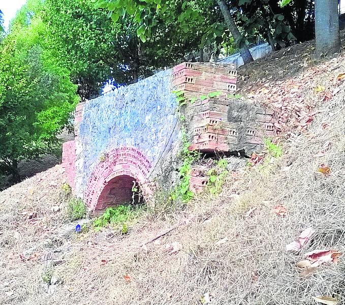 Peña del Cuervo. En la Peña del Cuervo hay cuatro bocas de un refugio, todos ellas cegadas y con difícil acceso. De lo que se puede apreciar desde el exterior, los expertos en la materia Sarabia y Alonso aprecian que se trata del modelo de refugio de galería típico de Santander, excavado en la roca y forrado con paredes de hormigón o piedra en su parte baja, y bóveda de ladrillo. Se habilitaron aprovechando el relieve abrupto de la zona.