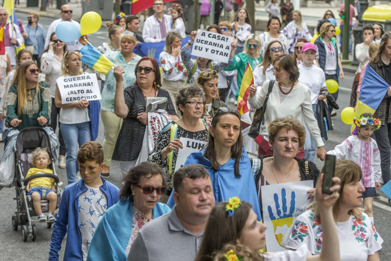 Así ha sido la marcha por Ucrania este domingo en Santander