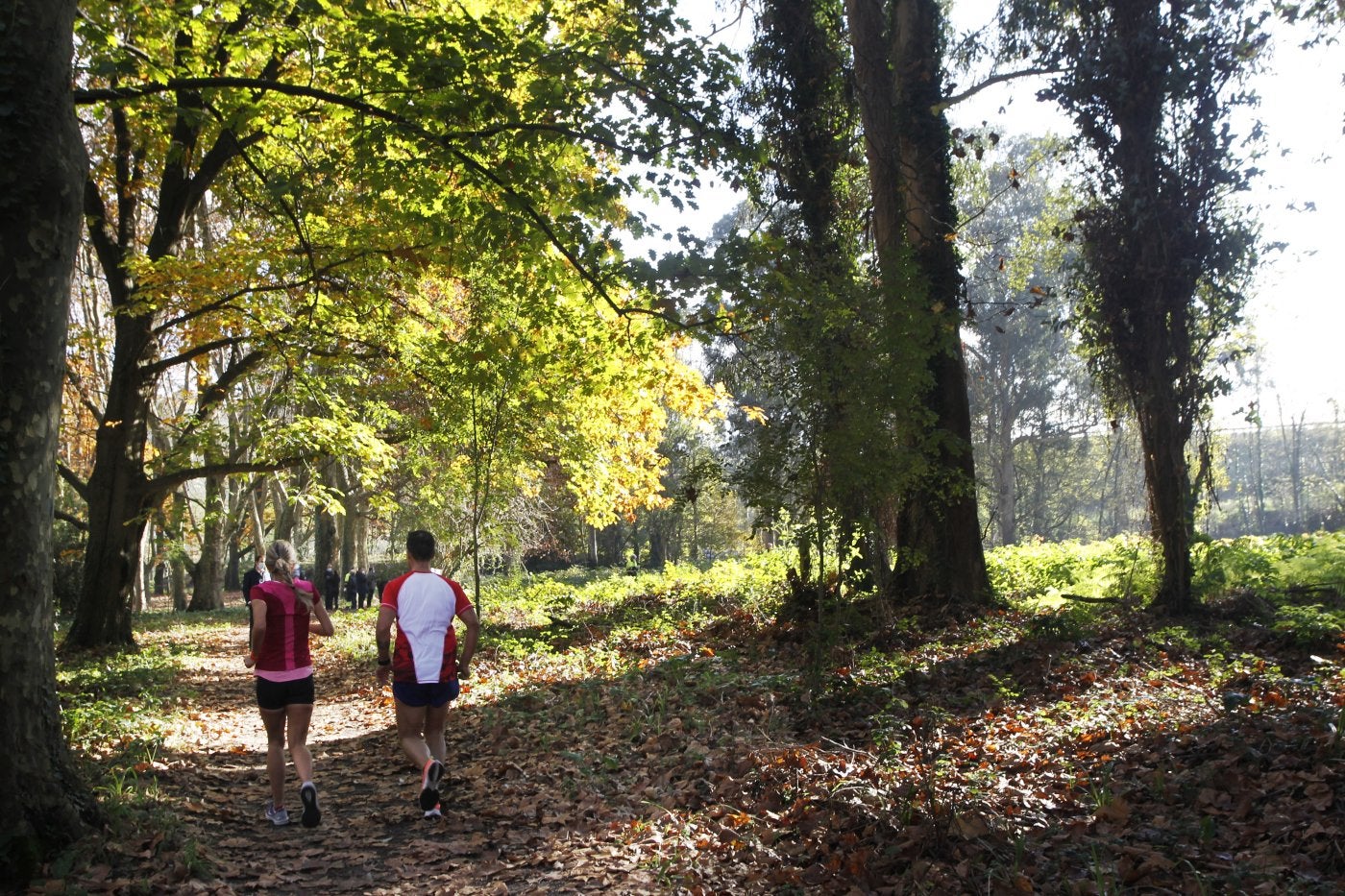 Dos corredores entrenan en el circuito del parque de El Patatal