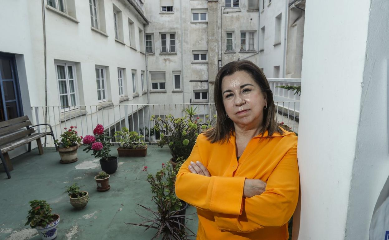 Eloisa Velarde, en el patio de la sede de Proyecto Hombre, en Santander. 