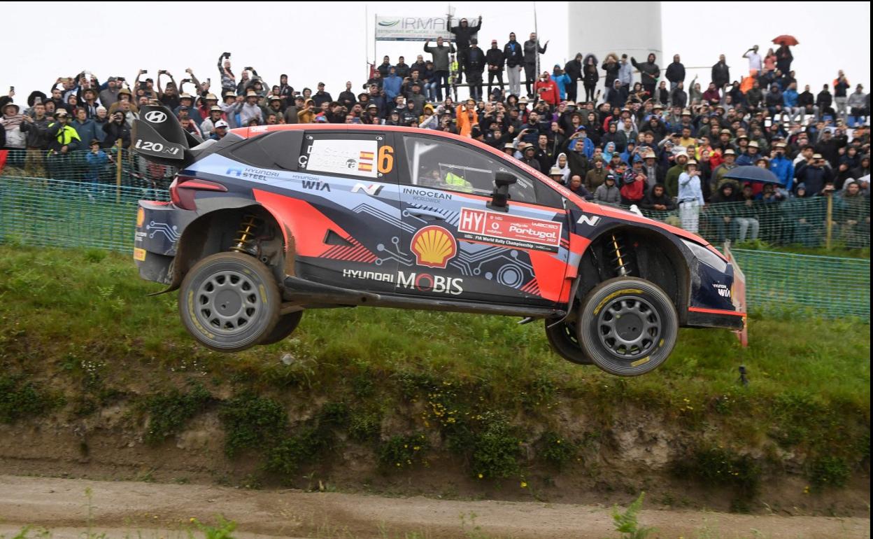 El Hyundai de Sordo vuela en el mítico salto de Fafe, durante la última jornada del Rally de Portugal