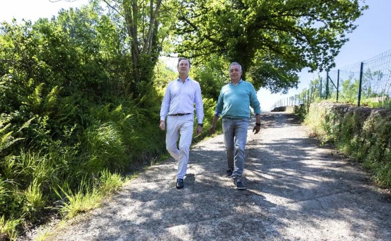 Blanco y Gómez comprobando las obras de mejora de uno de los caminos rurales de Arenas.