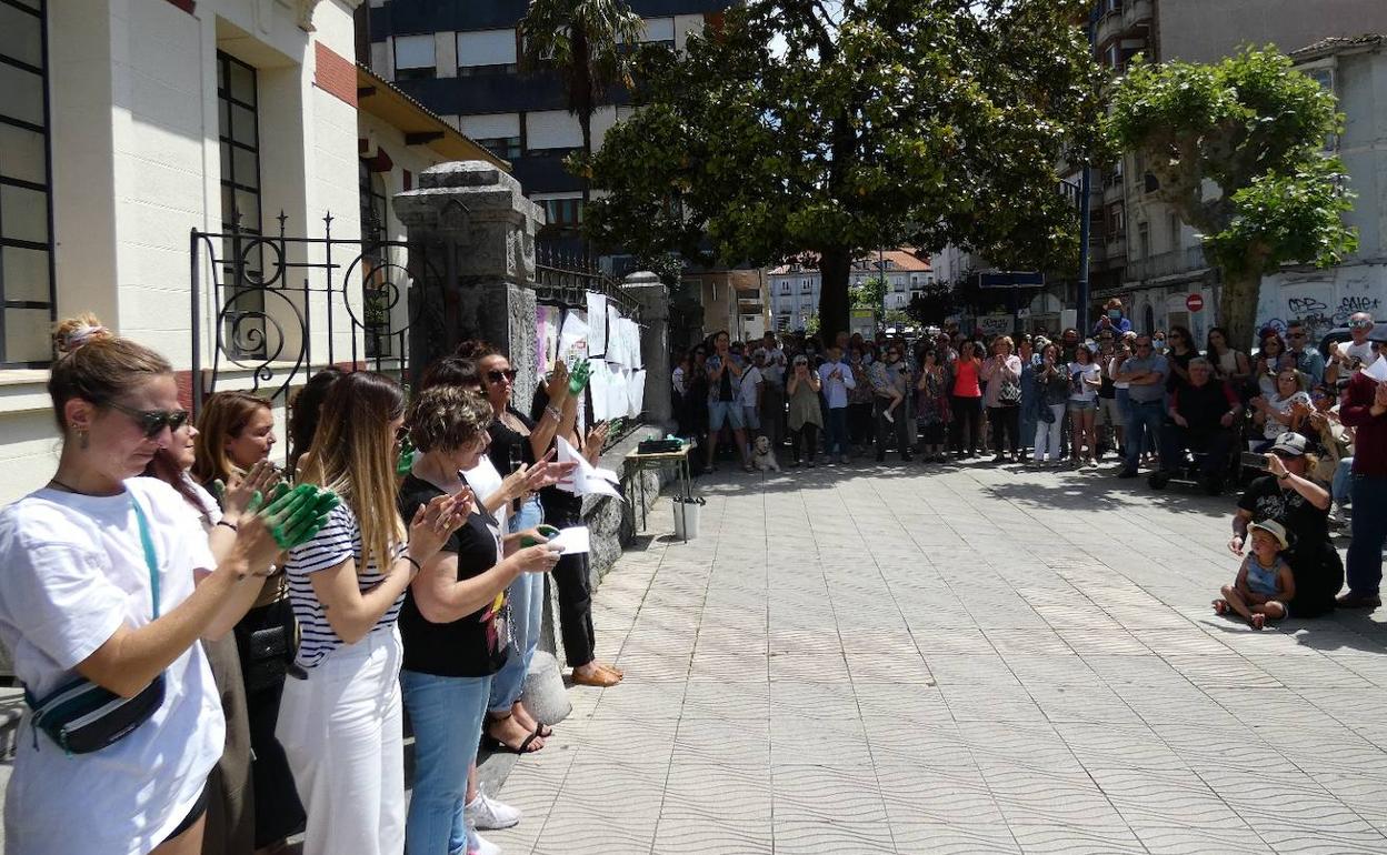 Las organizadoras pintaron de verde sus manos y dejaron la huella en unos paneles contra la violencia machista 