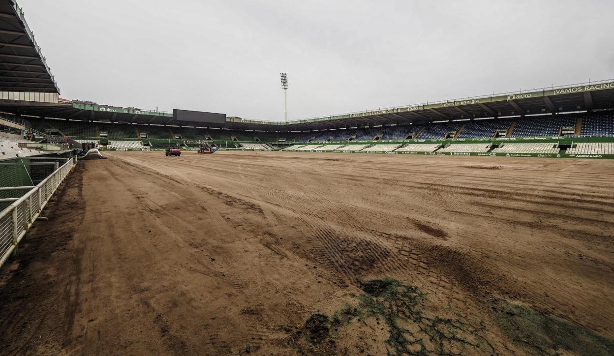 Obras de acondicionamiento del terreno de juego de los Campos de Sport la semana pasada. 