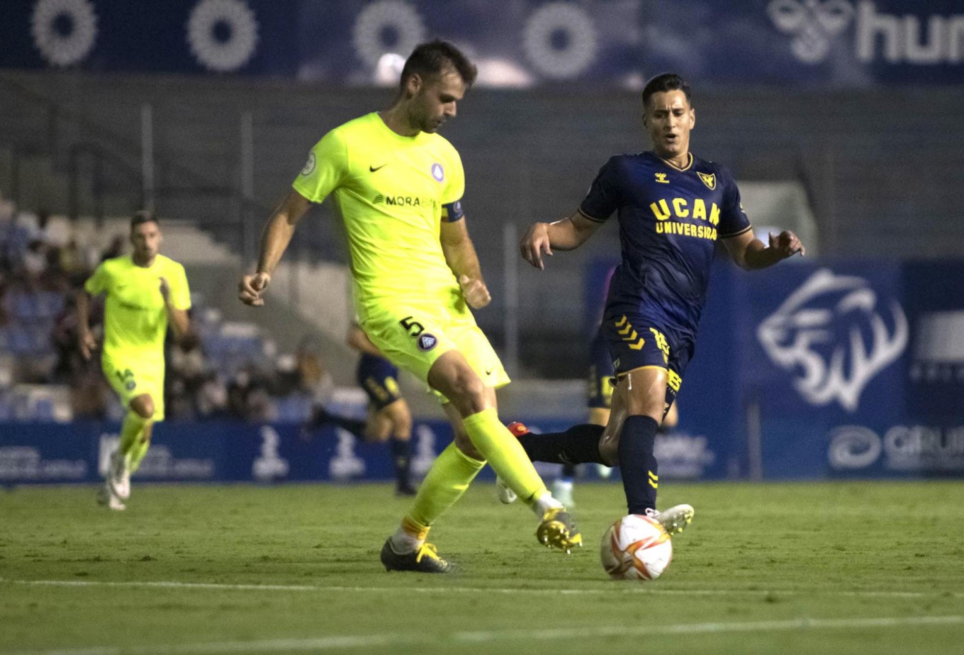 Adrià Vilanova, del Andorra, conduce el balón durante el partido de la pasada jornada ante el UCAM Murcia.