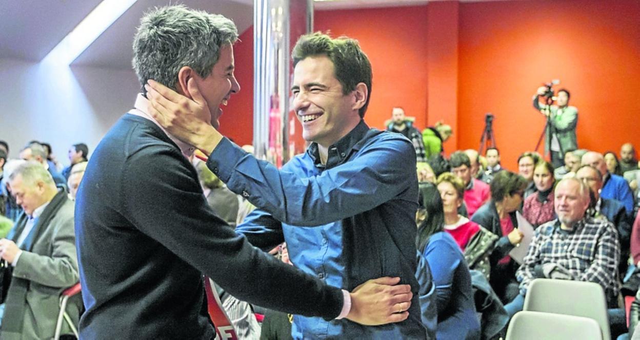 Pablo Zuloaga y Pedro Casares se saludan en un foto de archivo. 