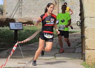 Imagen secundaria 1 - Arriba, la salida de la categoría masculina. Abajo, los dos ganadores individuales de la competición: Adrián Rodríguez (Piélagos) e Inés Atrain.