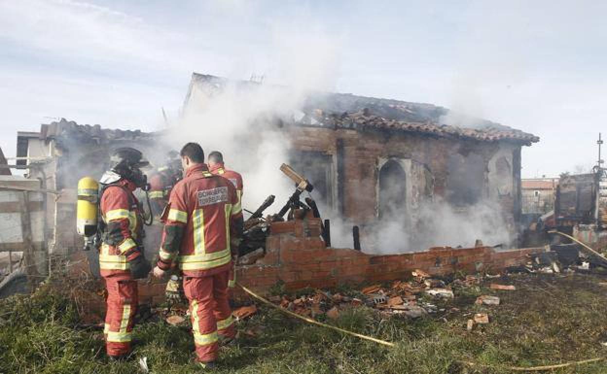 Imagen de archivo de los bomberos de Torrelavega en una de sus intervenciones.