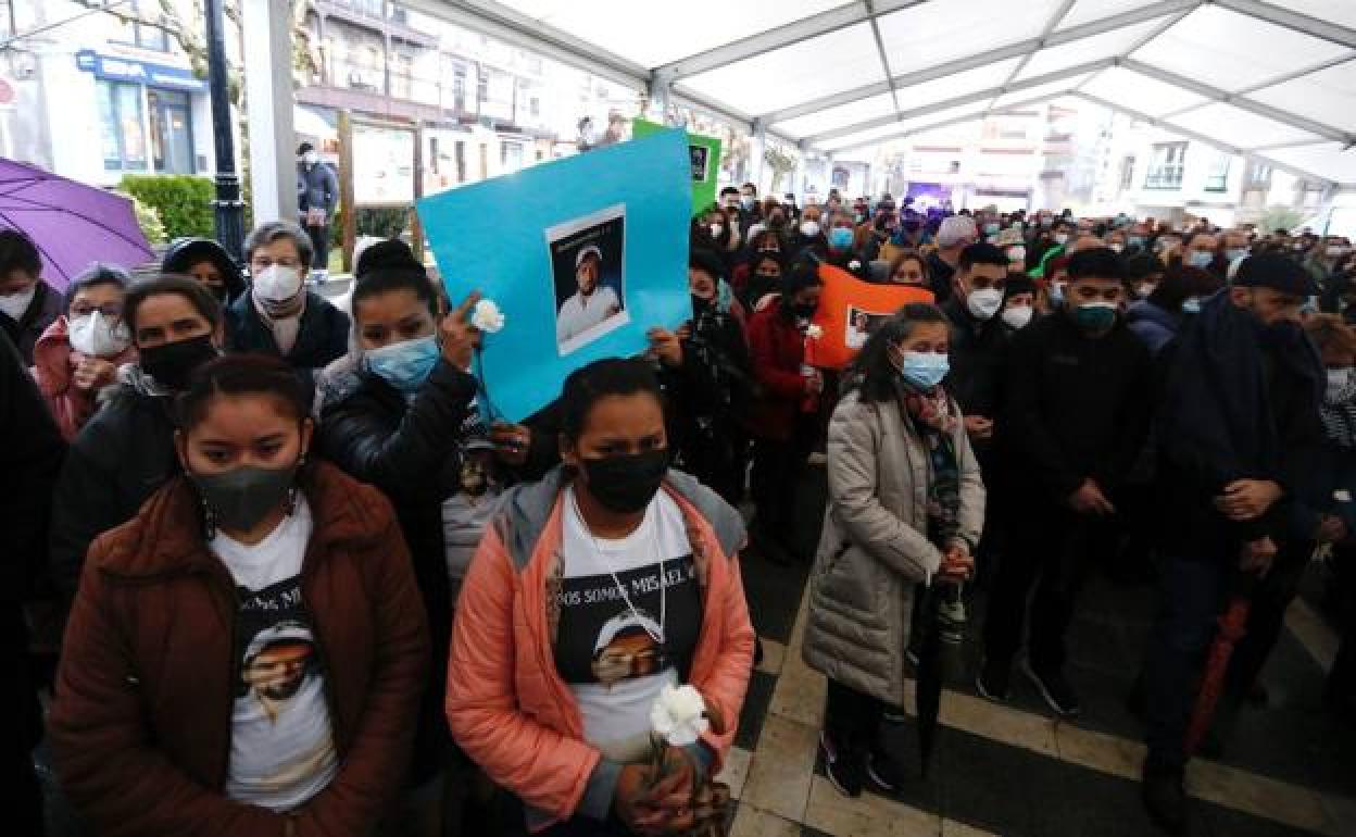 Familiares y amigos, en un acto de recuerdo a Misael Centeno. 