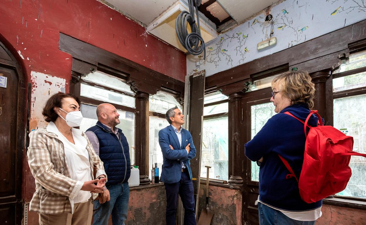 Un momento de la visita del vicepresidente Zuloaga y la alcaldesa Iglesias a las obras de rehabilitación 