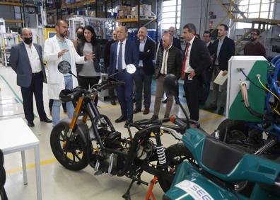 Imagen secundaria 1 - Imágenes tomadas en la fábrica de Treto durante la presentación de los nuevos modelos de moto, este martes.