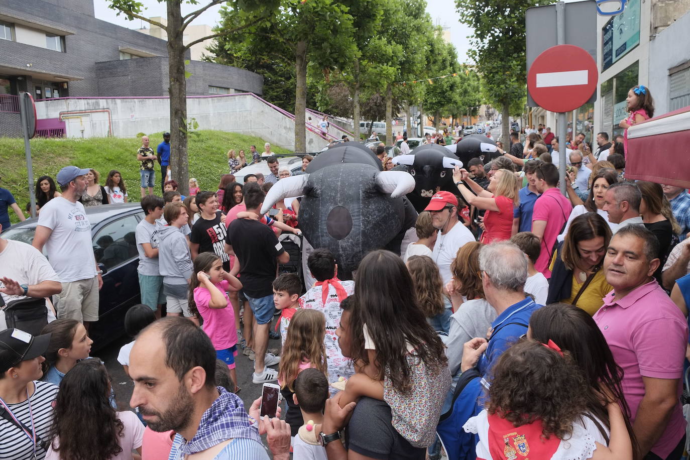 Los toros hinchables recorrieron el barrio de Tetuán por última vez en las fiestas de San Fermín de 2019