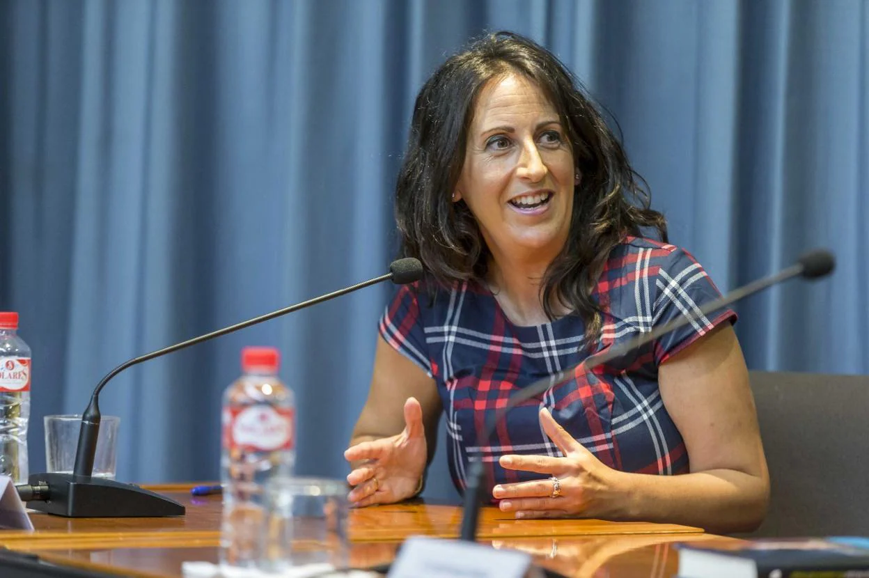 María Oruña regresó ayer al Ateneo de Santander para presentar la quinta entrega de 'Puerto Escondido'. 