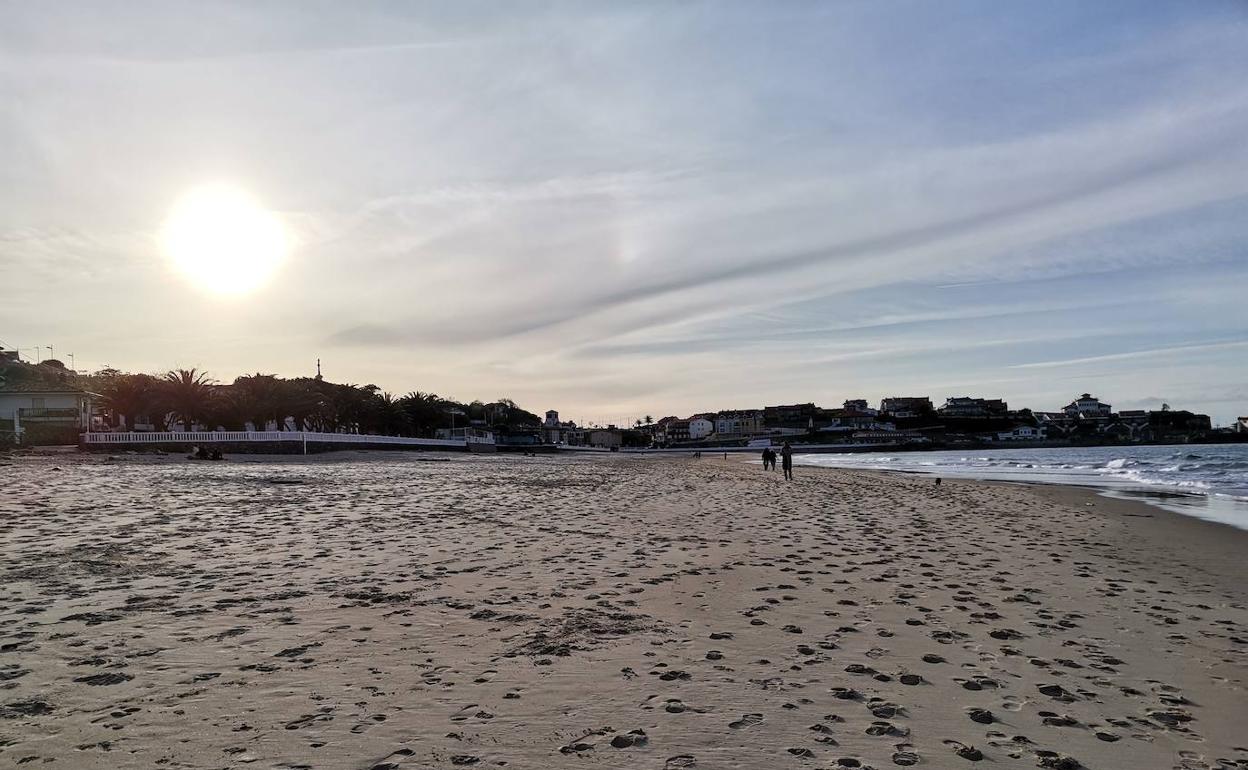 La playa de Comillas al atardecer. 