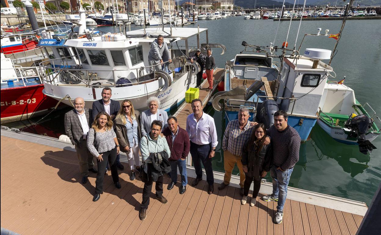 Santoña presenta el primer barco pesquero que dará a conocer el arte de la pesca a turistas