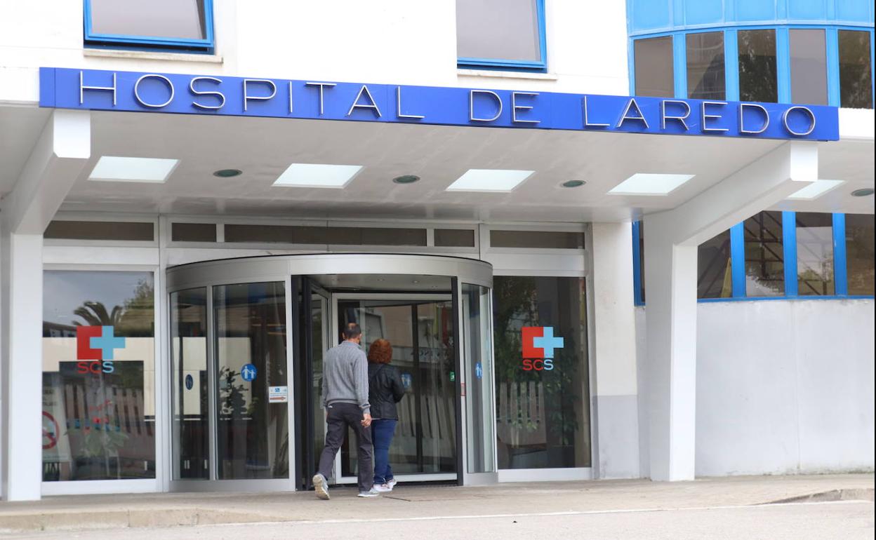 Usuarios acceden al Hospital Comarcal del Laredo.