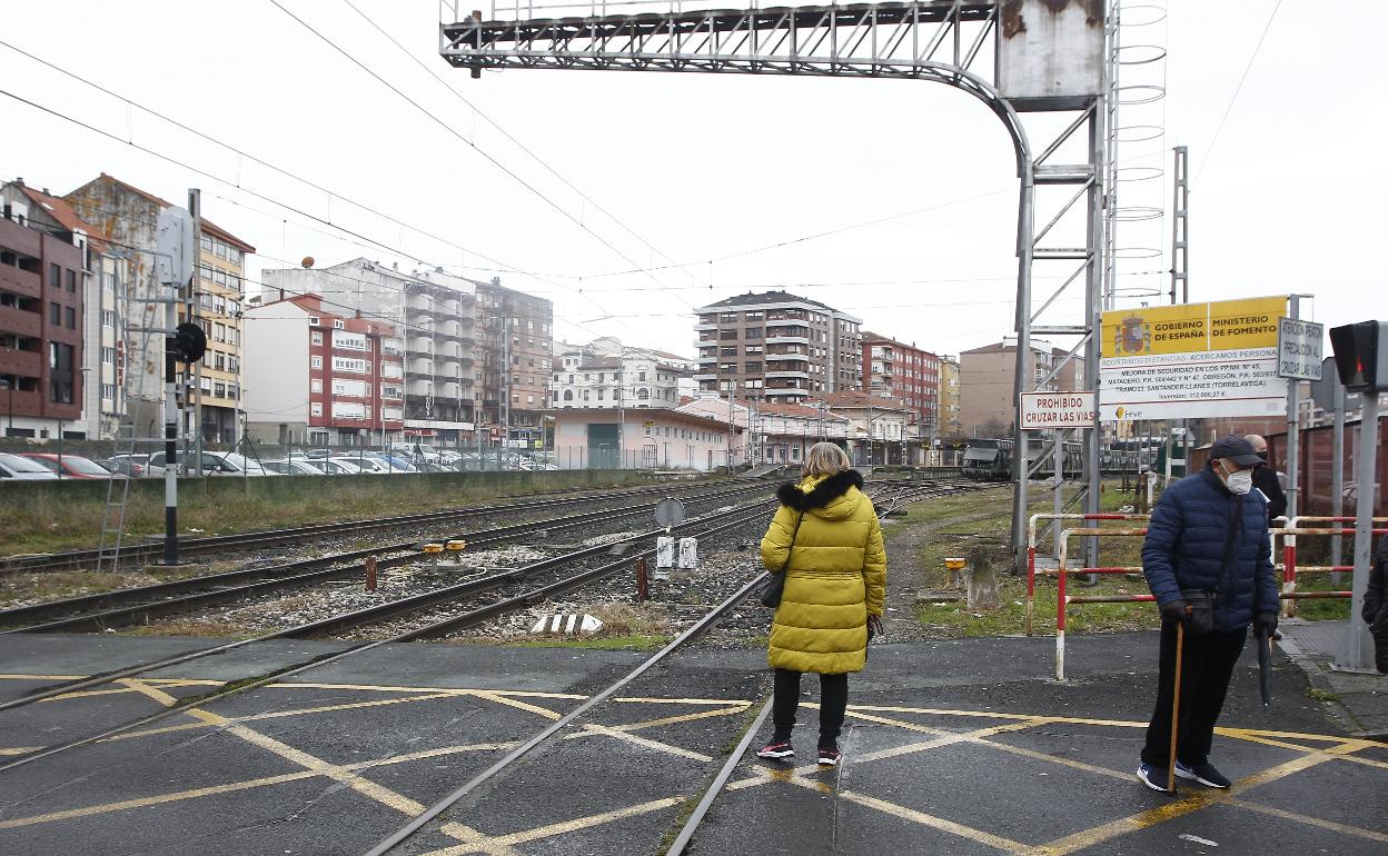 Vecinos del Paseo del Niño, el barrio más afectado por el retraso en la ejecución del proyecto, este año, junto a las vías de tren a su paso por Torrelavega.