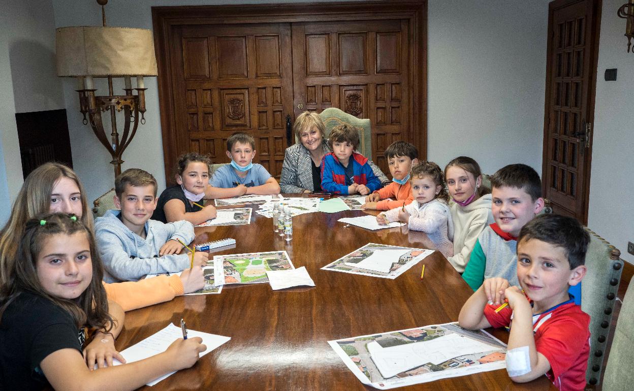 La alcaldesa de Camargo junto a los niños y niñas que diseñarán el futuro parque infantil. 