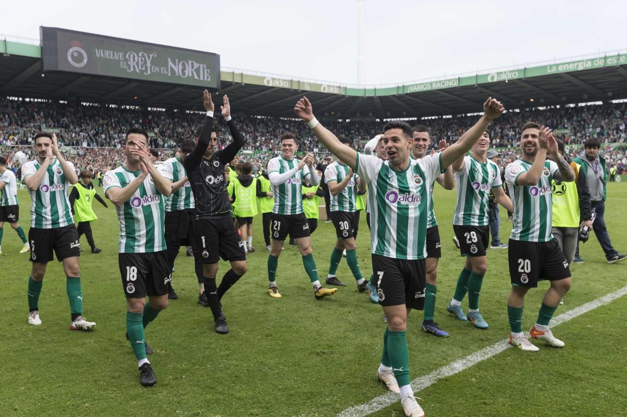 Los jugadores del Racing celebran el ascenso tras el empate contra el Celta B en los Campos de Sport.