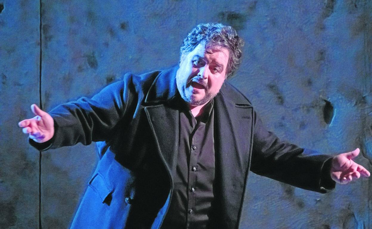 Luis Cansino, durante una escena de la ópera 'Rigoletto' que recala mañana y el sábado en Santander. 