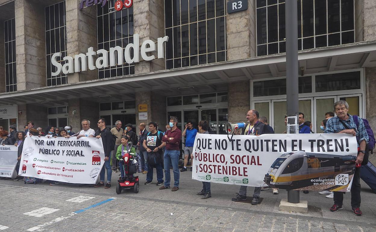 Los cincuenta viajeros que están recorriendo en tren el recorrido entre Bilbao y Ferrol, este viernes frente a la sede de FEVE en Santander.