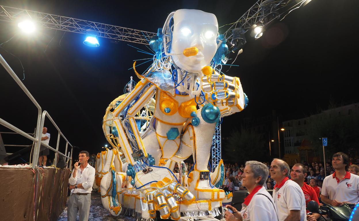 Carroza ganadora de la última edición del Coso Blanco 