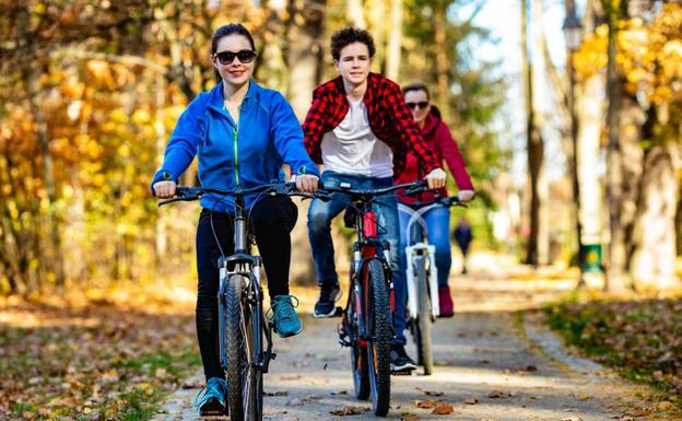 La práctica del deporte, al favorecer el gasto energético y por tanto el equilibrio calórico, manteniendo la masa muscular, ayuda a controlar el peso a largo plazo. 