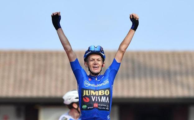 El neerlandés Koen Bouwman celebra su victoria en la antepenúltima etapa del Giro. 