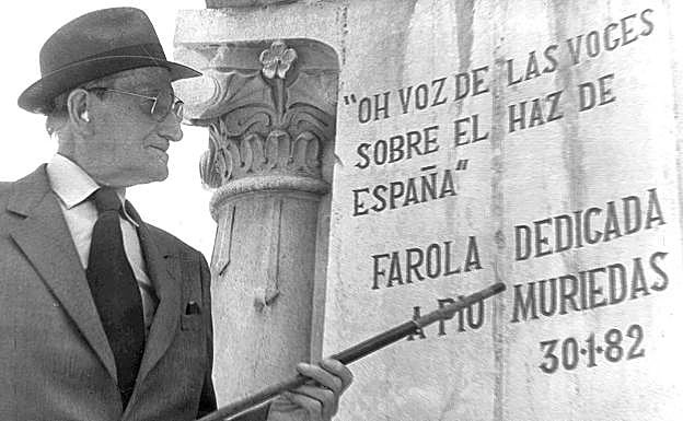 Imagen principal - 1. Pío Muriedas con 'su farola' santanderina. | 2. Exposición de cuadros del artista en la sala Espacio Fraile y Blanco. | 3. Retrato de María Luisa Gochi, el gran amor del artista cántabro.