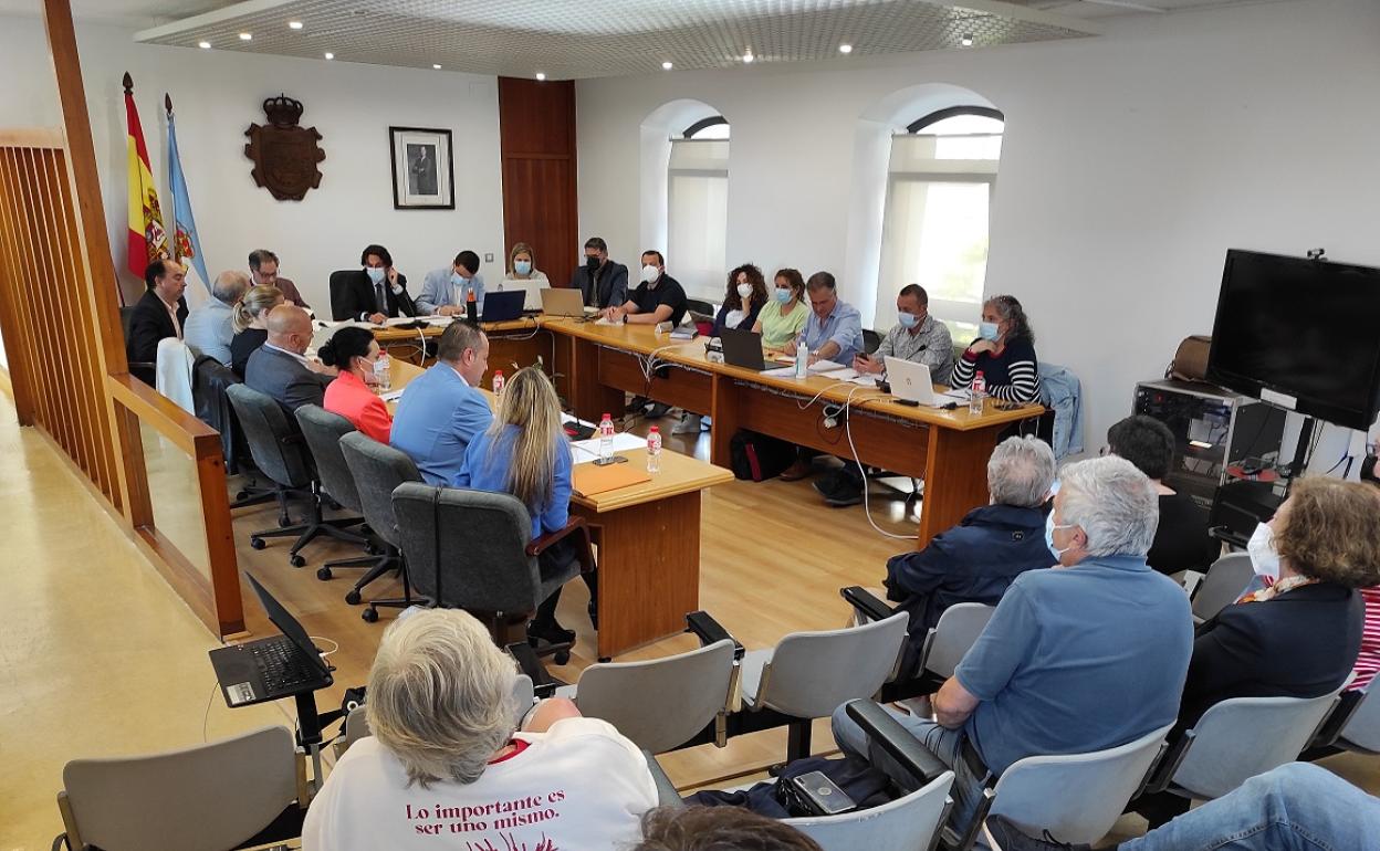 El Pleno de ayer en el Ayuntamiento de El Astillero abordó la moción de reprobación presentada por IU contra el portavoz socialista. 