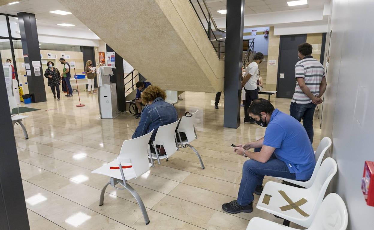 Usuarios aguardan su cita en un centro de salud de Santander.