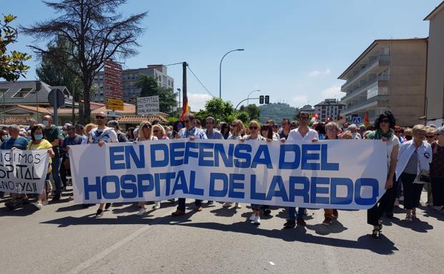 La manifestación ha discurrido entre la calle República de Colombia y el centro sanitario en un ambiente cordial y popular.