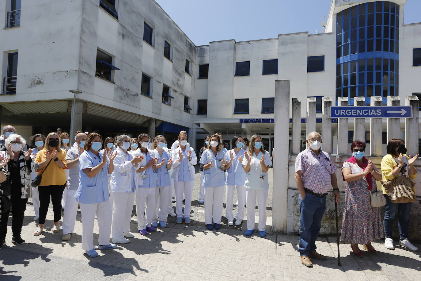 Más de 2.000 personas han reclamado un futuro para el hospital de Laredo.