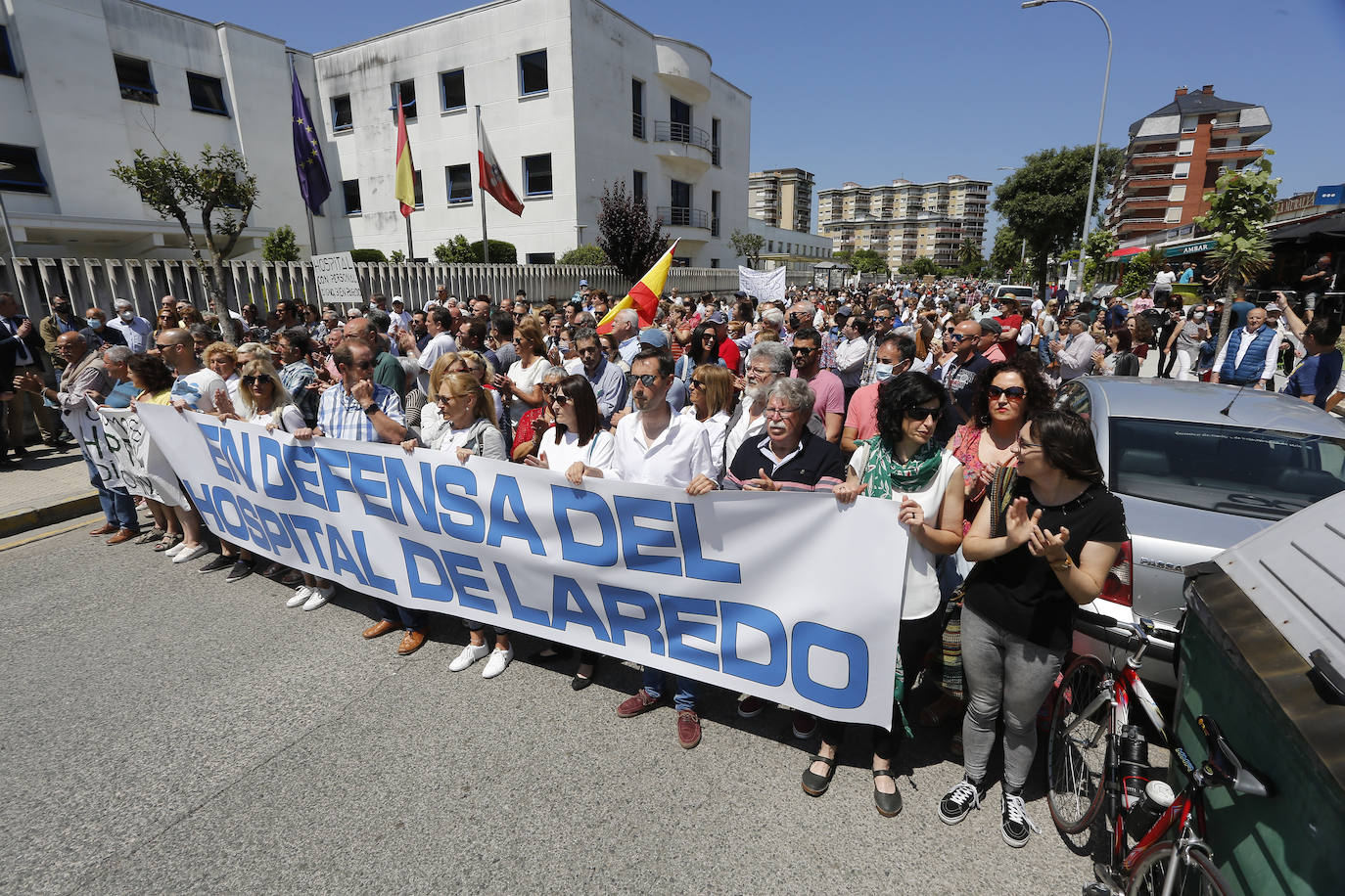 Más de 2.000 personas han reclamado un futuro para el hospital de Laredo.