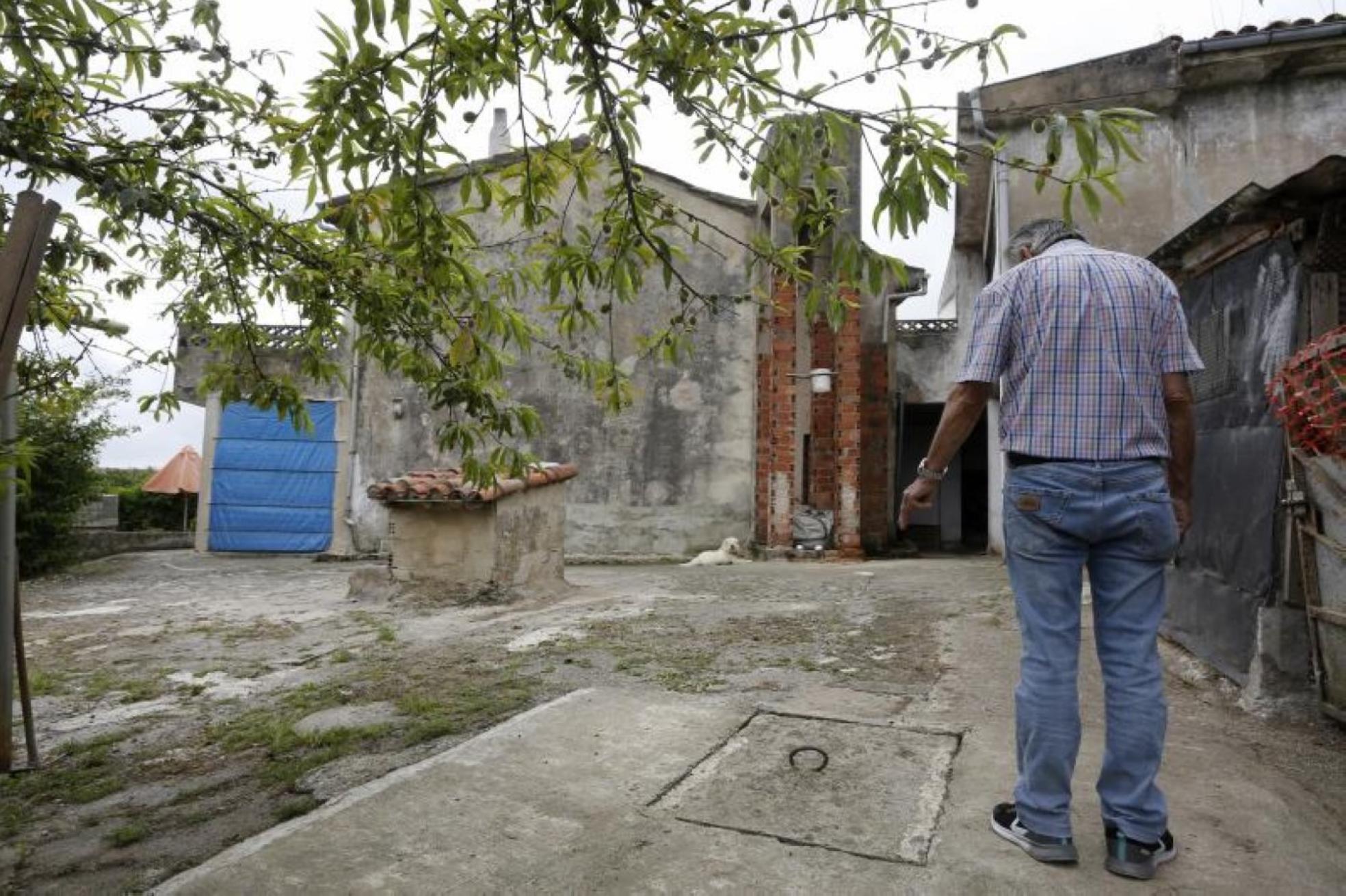 Resignado. José Luis Bolado, vecino del barrio Caseríos, señala el pozo con el que autogestiona las aguas negras. 