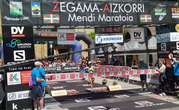 Nienke Brikman entrando a meta como ganadora de la categoría femenina.