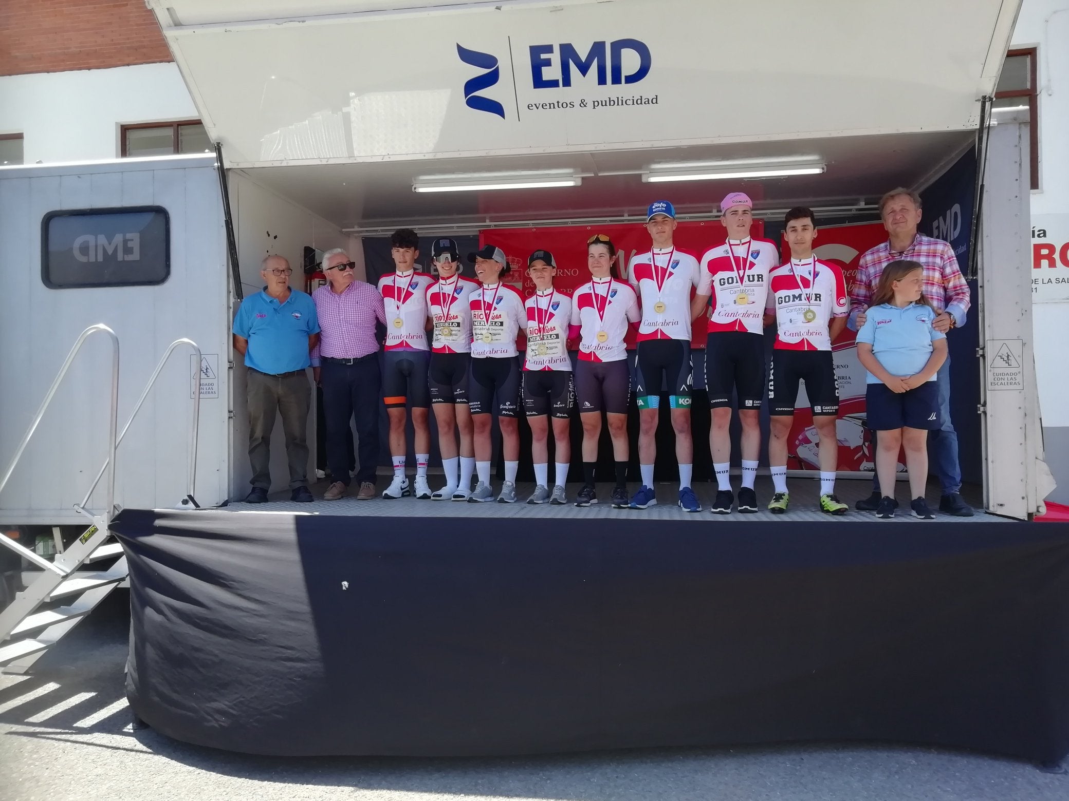 Todos los campeones de Cantabria de crono posan junto a los orgenizadores del Campeonato y los representantes intitucionales.