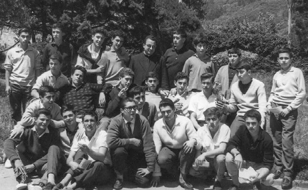 Imagen principal - Imágenes en blanco y negro de los alumnos y profesores del Manzanedo en los 60 y otra imagen actual de uno de los reencuentros.