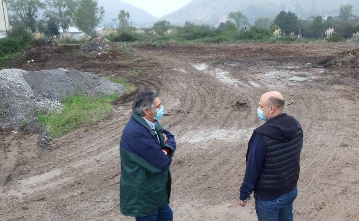 Luis Ignacio Argumosa Abascal y Julio Arranz Ochoa visitando el terreno en el que se habilitará el aparcamiento para camiones.