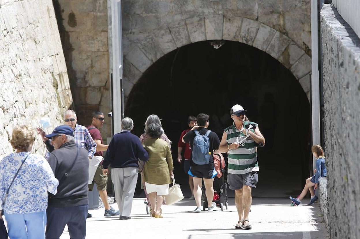 El túnel está abierto de siete de la mañana a medianoche. 