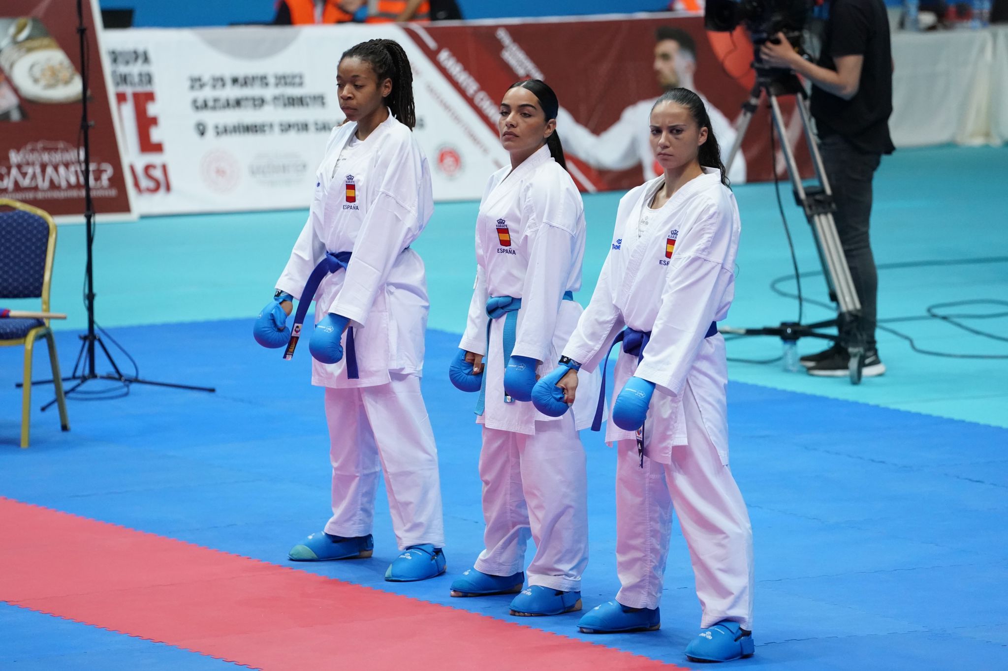 Isabel Nieto, María Torres y Carlota Fernández, en el Europeo de Gaziantep. 