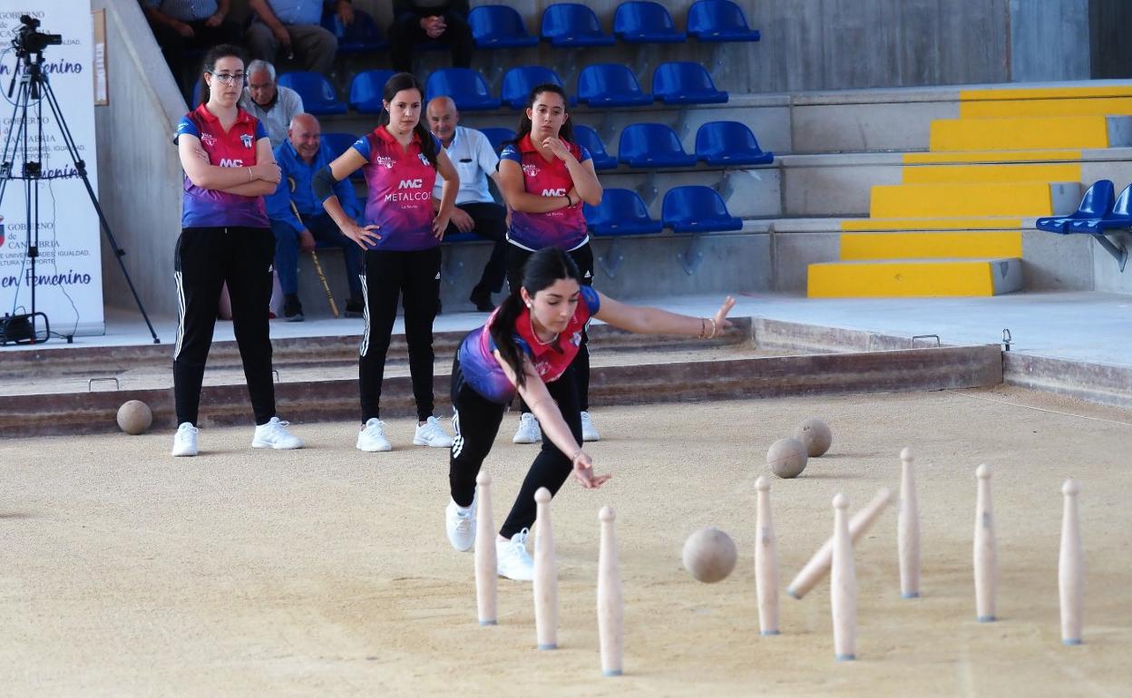 Lucía García, de Atlético Deva birla frente a Sara Liaño, Tamara Santamaría y Mayka Rodríguez. 
