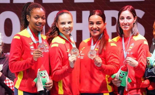 Isabel Nieto, Carlota Fernández. María Torres y María Espinosa posan con la medalla de bronce.