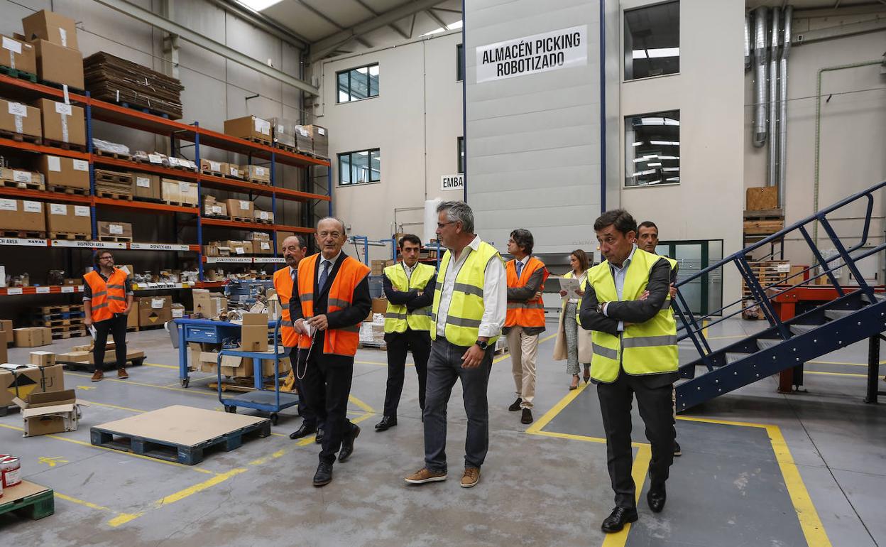 López Marcano, Gaizka Ayo y Tony Fernández Jove, en primer término, durante la visita. luis palomeque