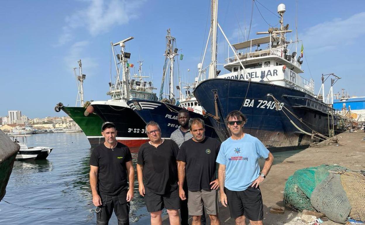 Los patrones y armadores (Manuel Herrería, Aitor Bordagarai, Haritz Alkorta y Jesusmari Amunarriz) de los cuatro barcos bloqueados y, en segundo plano, el tripulante del Corona del Mar Agustín Yembel. 