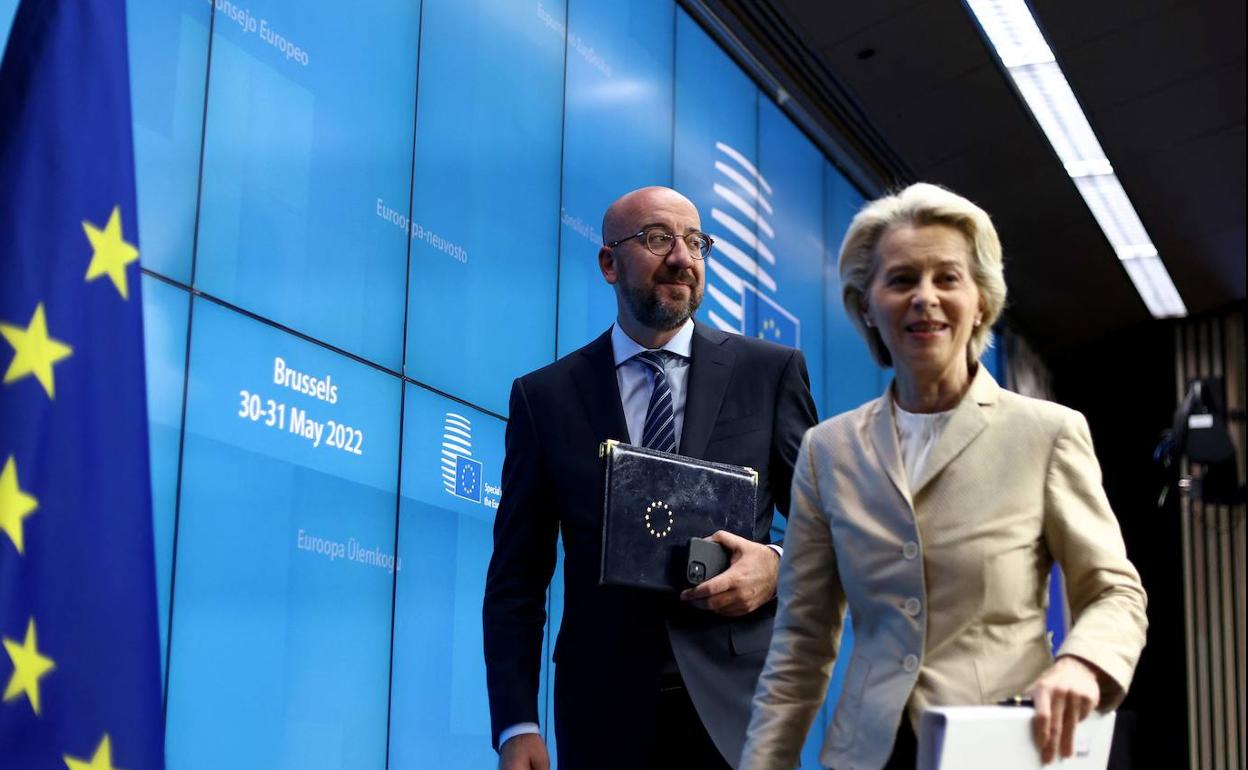 El presidente del Consejo Europeo, Charles Michel, y la presidenta de la Comisión, Ursula von der Leyen, este martes tras explicar el alcance de la reunión de los Veintisiete.